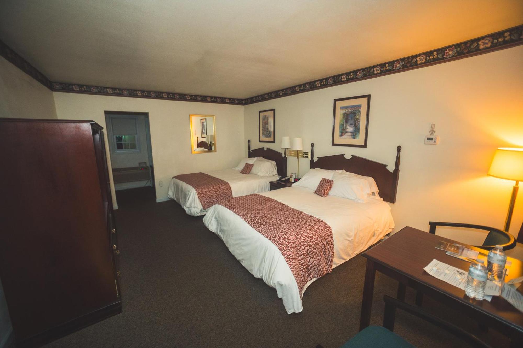 The Chalet Motel Mequon Bagian luar foto