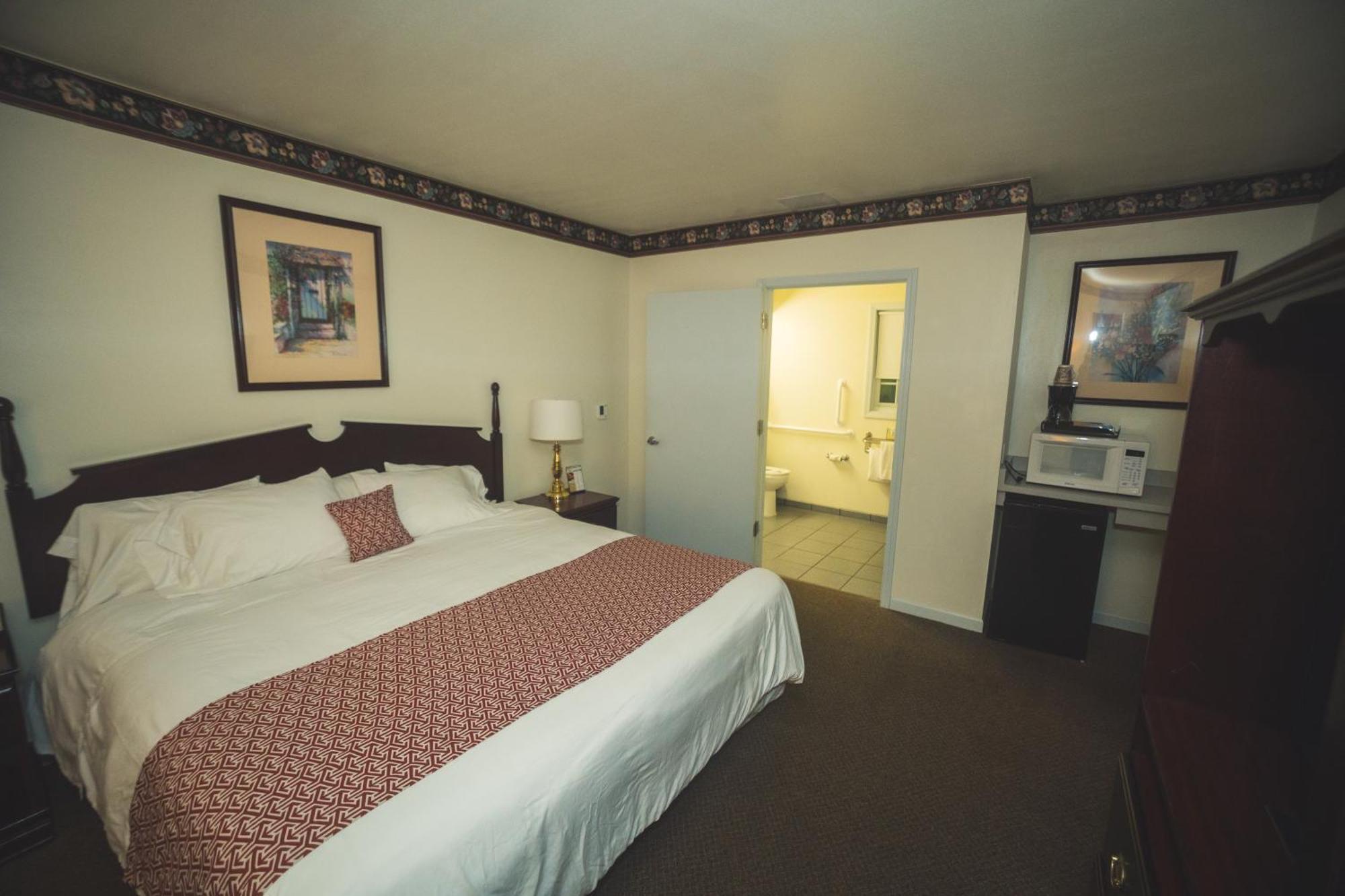 The Chalet Motel Mequon Bagian luar foto
