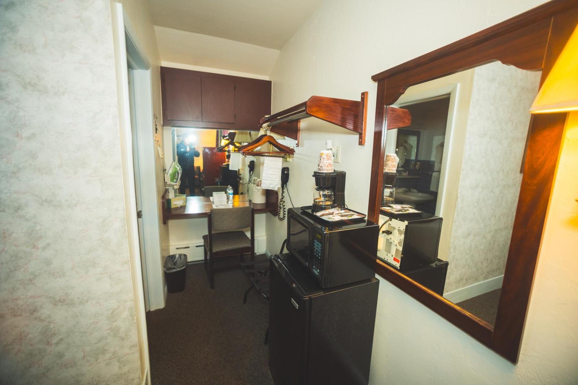 The Chalet Motel Mequon Bagian luar foto
