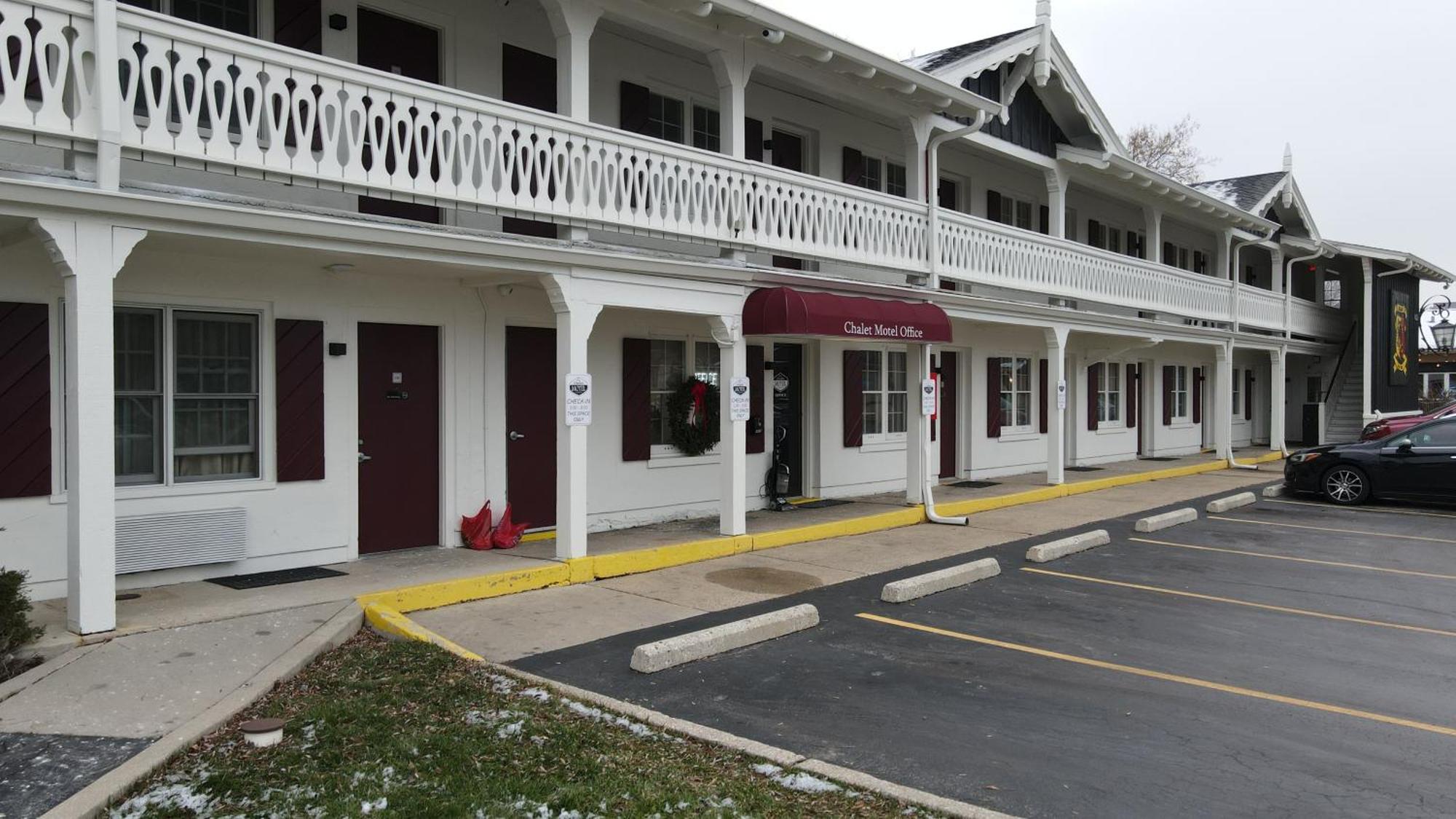 The Chalet Motel Mequon Bagian luar foto