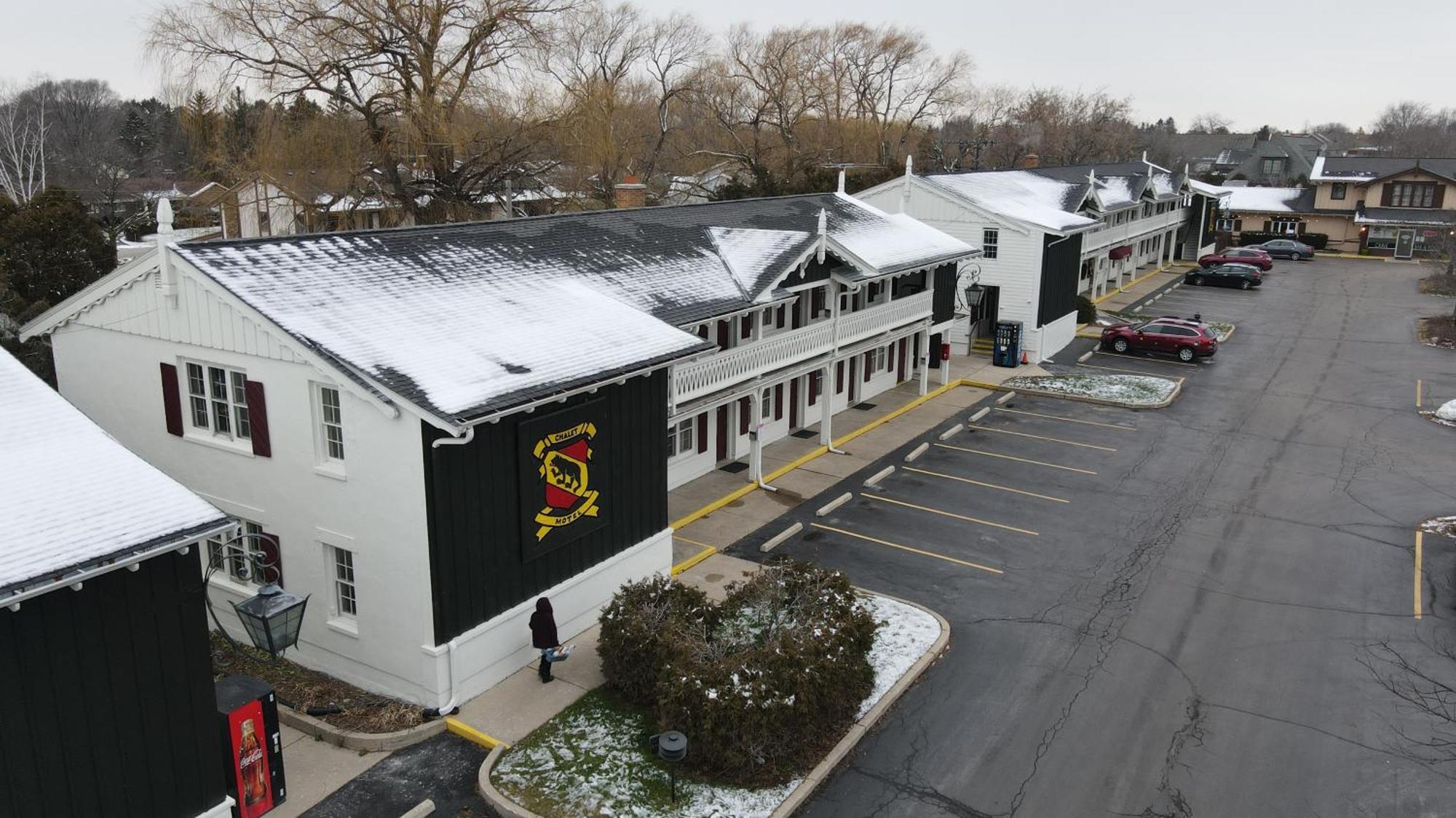 The Chalet Motel Mequon Bagian luar foto