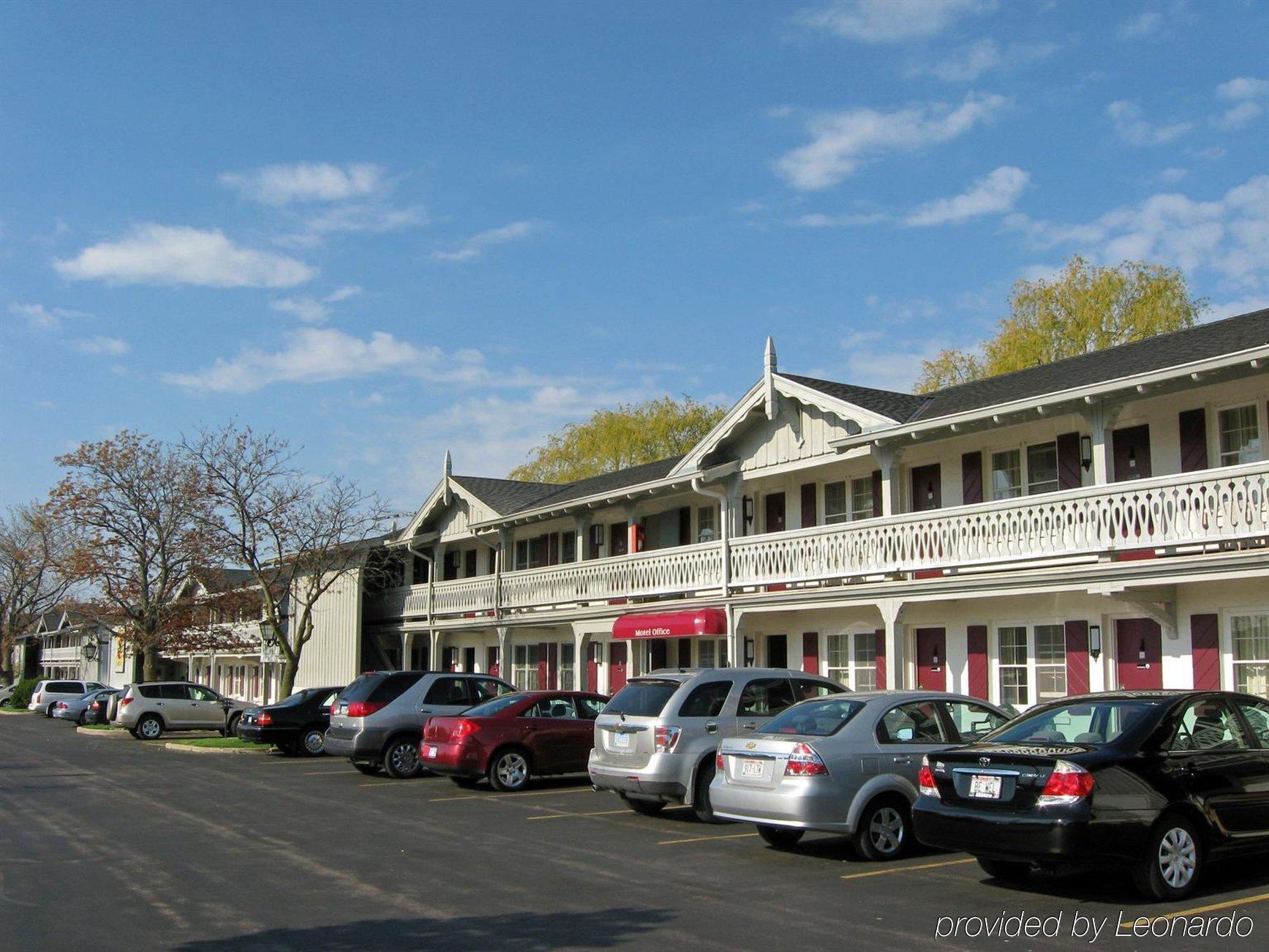 The Chalet Motel Mequon Bagian luar foto