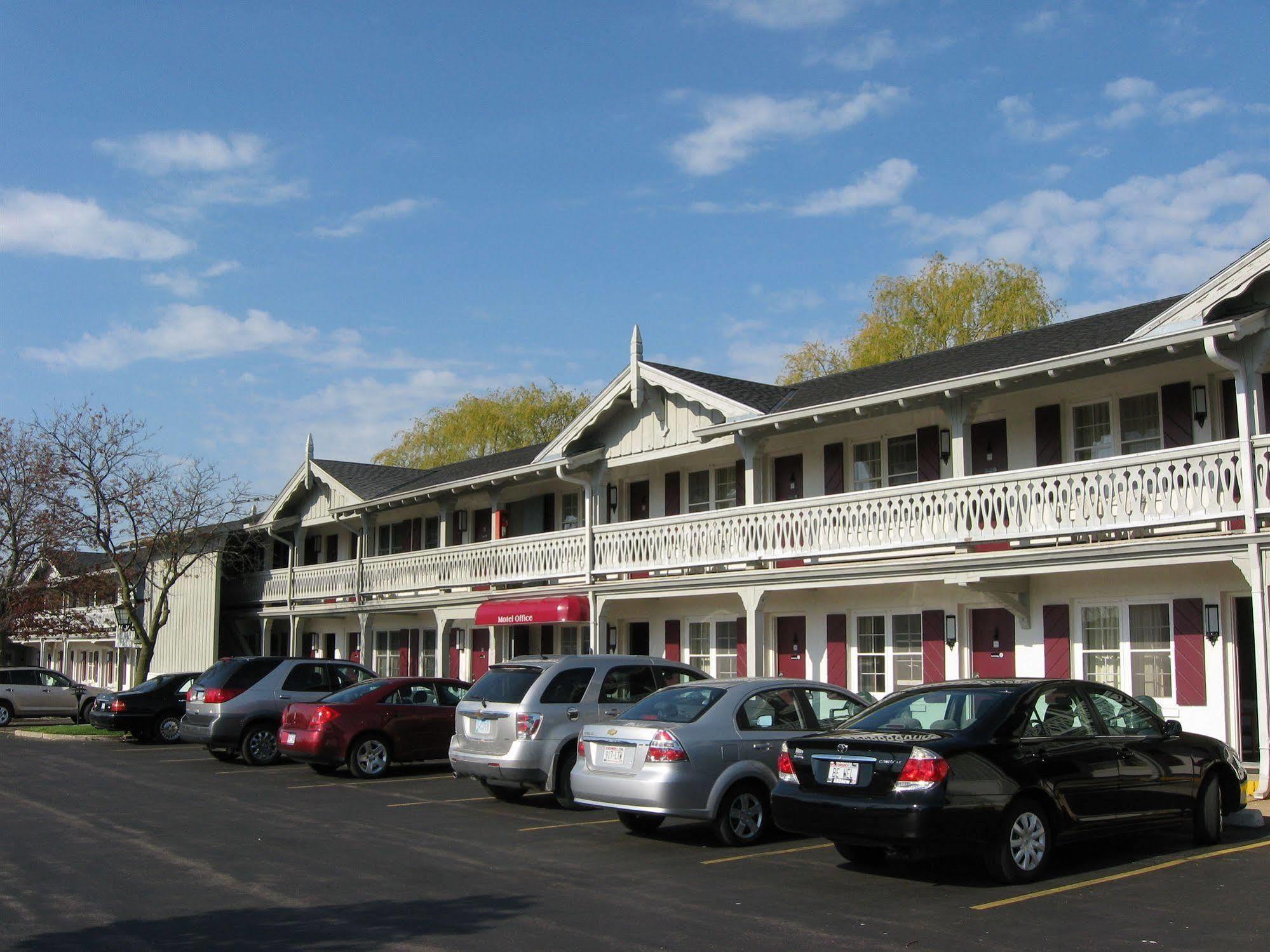The Chalet Motel Mequon Bagian luar foto