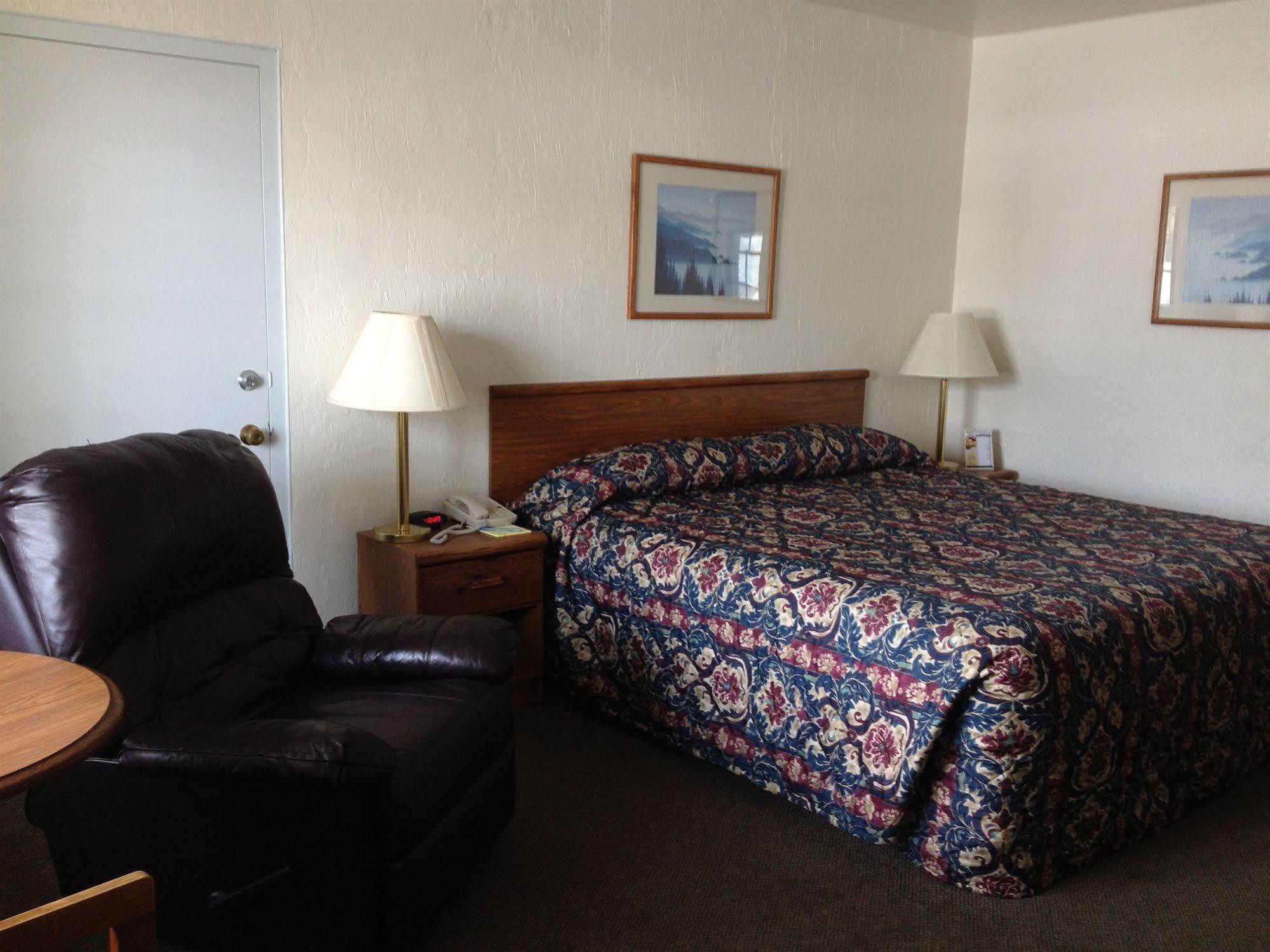 The Chalet Motel Mequon Bagian luar foto