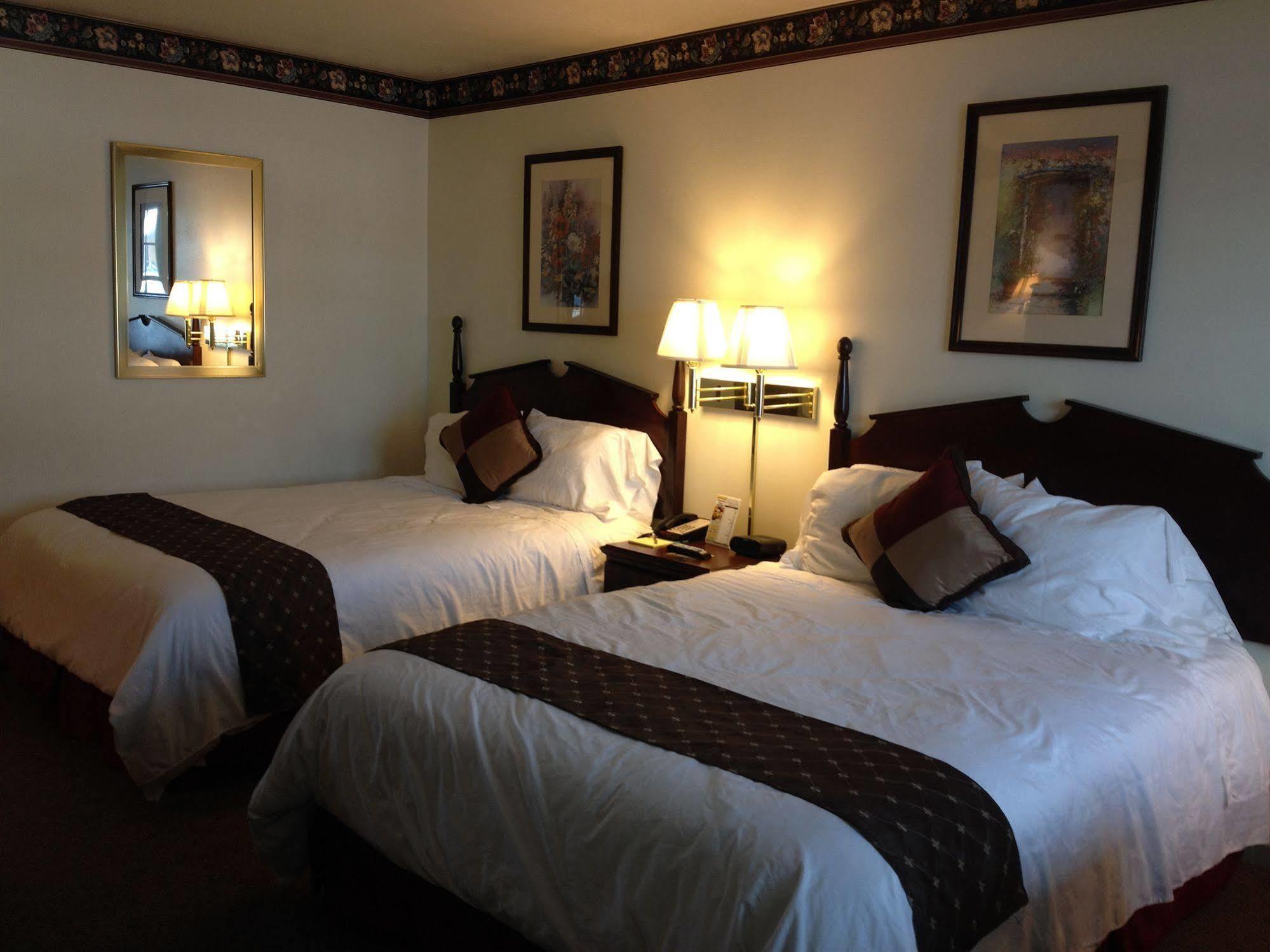 The Chalet Motel Mequon Bagian luar foto