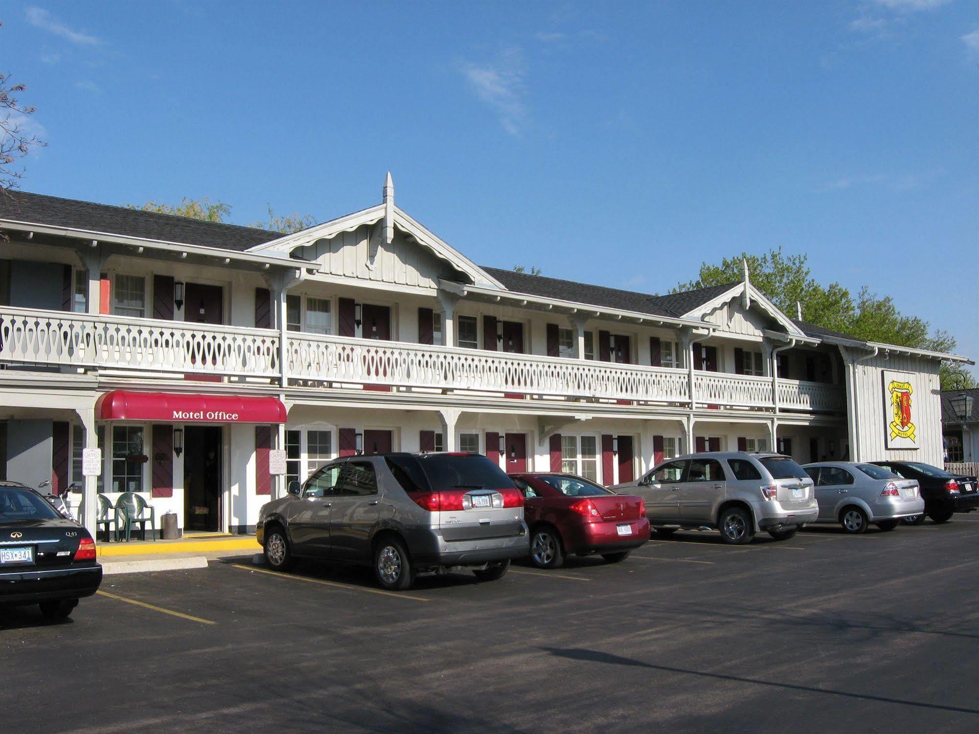 The Chalet Motel Mequon Bagian luar foto