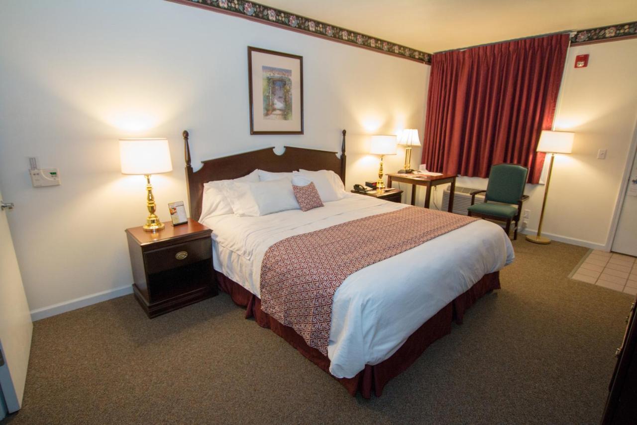 The Chalet Motel Mequon Bagian luar foto
